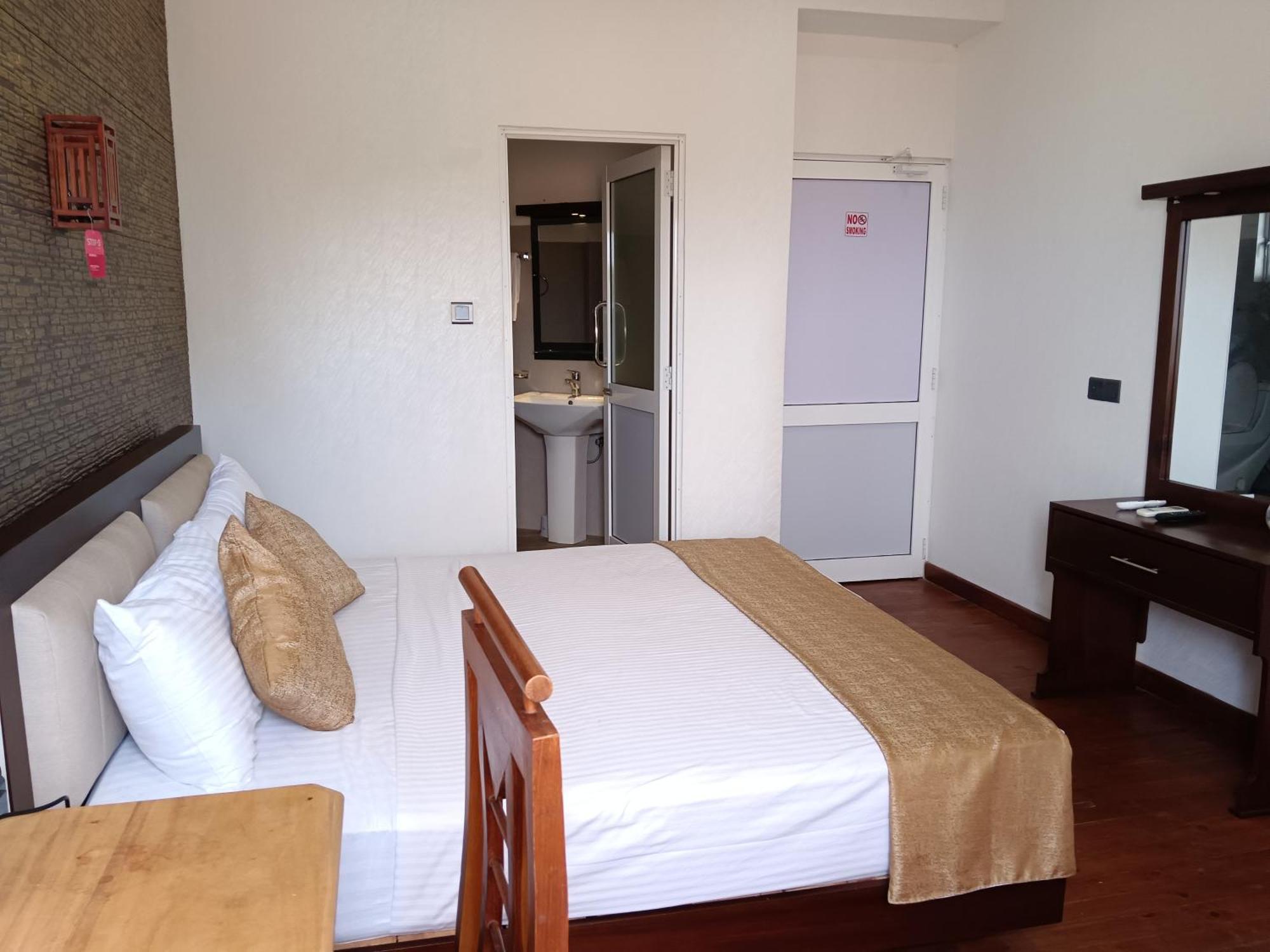 La Cozy Hotel & Restaurant Negombo Daluwekotuwa ภายนอก รูปภาพ